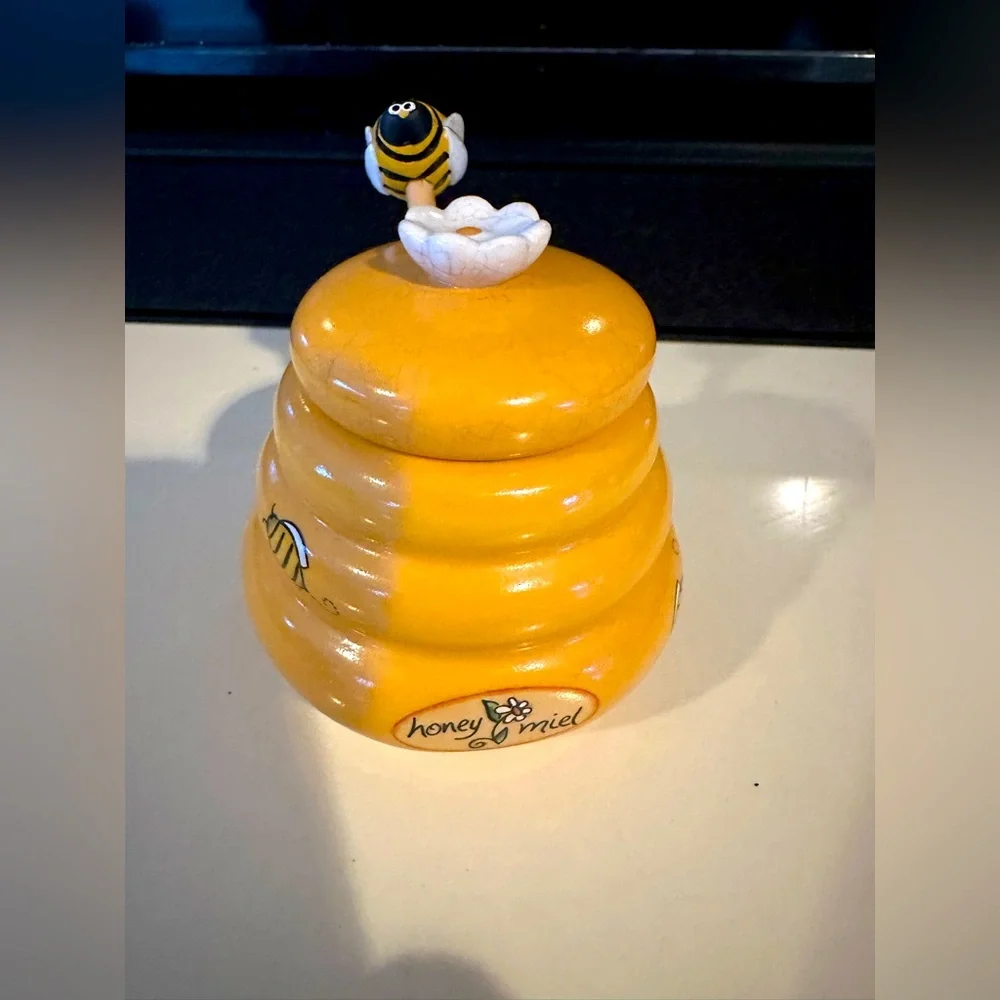 Joie Honey Jar with Wood Bee Design Dipper Honey Miel Yellow Ceramic Jar Contain